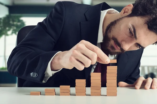 Empresário constrói uma escada — Fotografia de Stock