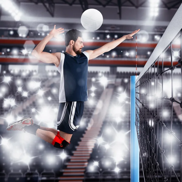 Homem bate bola e pulando — Fotografia de Stock