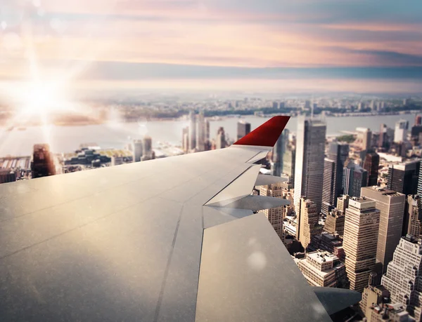 Aircraft above the city — Stock Photo, Image