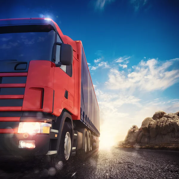 Transporter vrachtwagen op een snelweg — Stockfoto