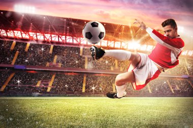 Bir stadyumda futbol oyuncu oynamak