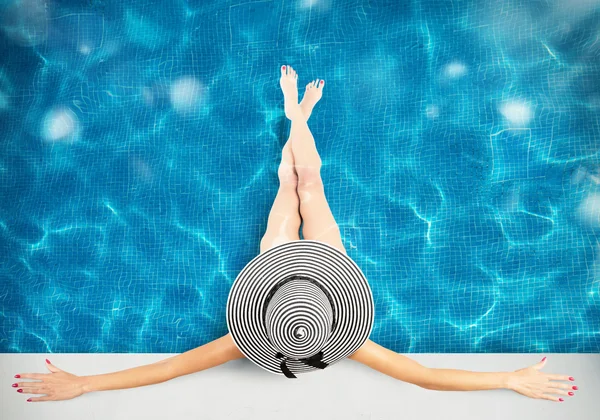 Kobieta z słomkowy kapelusz w basenie — Zdjęcie stockowe