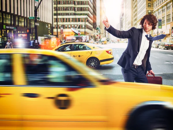 Бизнесмен останавливает такси — стоковое фото