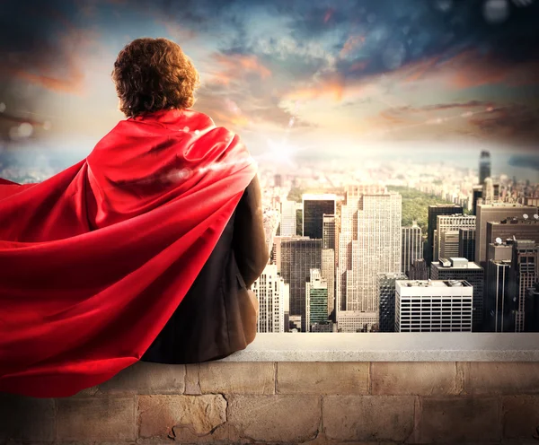 Super-herói empresário no topo do edifício — Fotografia de Stock