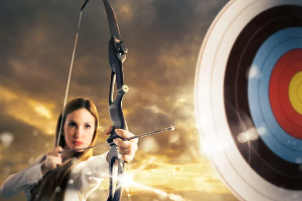 Woman with bow and arrow — Stock Photo, Image