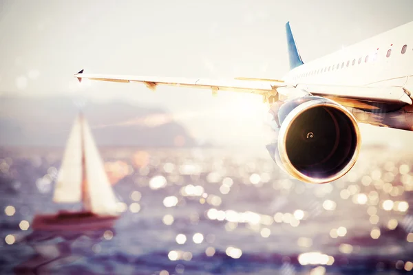 Avión vuela sobre el mar — Foto de Stock