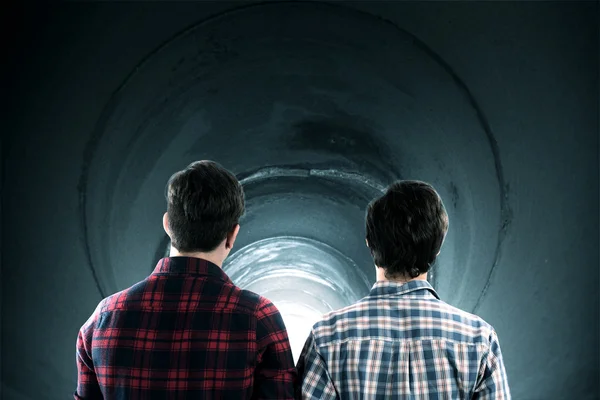 Chłopcy wewnątrz tunelu — Zdjęcie stockowe