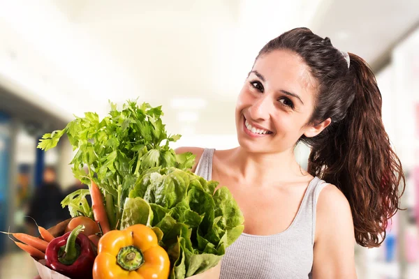 Sorridente ragazza al supermercato — Foto Stock