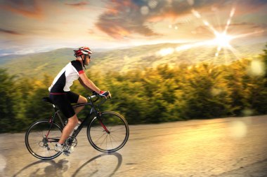 Yokuş yukarı bir yolda pedal adam