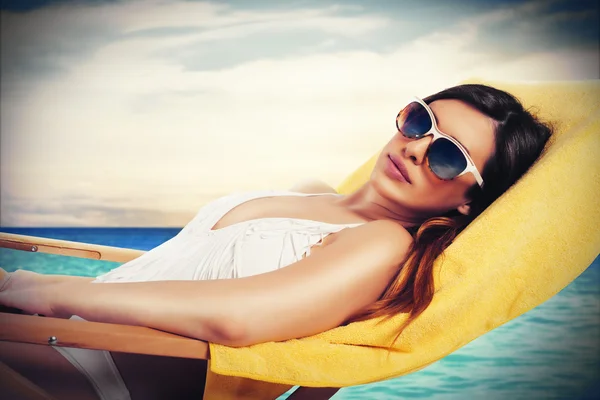 Vrouw liggend op een strandstoel — Stockfoto