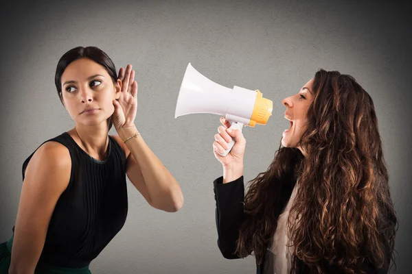 Mulher com megafone gritando para outra mulher — Fotografia de Stock