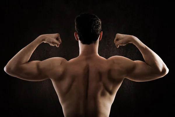 Costas musculares de um homem — Fotografia de Stock