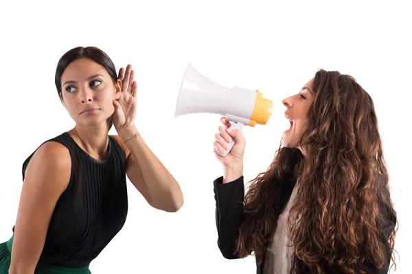 Mujer con megáfono gritándole a otra mujer — Foto de Stock