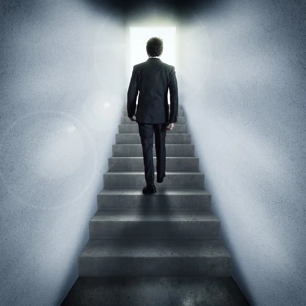 Geschäftsmann steigt Treppe hinauf — Stockfoto
