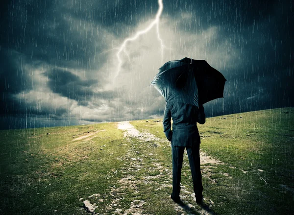 Şemsiye alan adamla — Stok fotoğraf