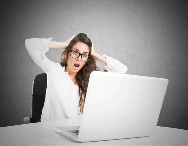 Mulher de negócios estressado trabalhando no computador portátil — Fotografia de Stock