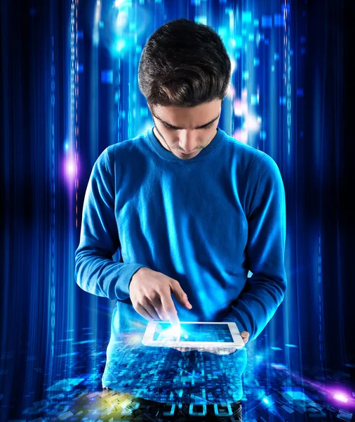 Tiener jongen aanraken van het scherm van een tablet — Stockfoto