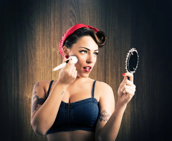 Pin-up-Girl blickt in den Spiegel — Stockfoto