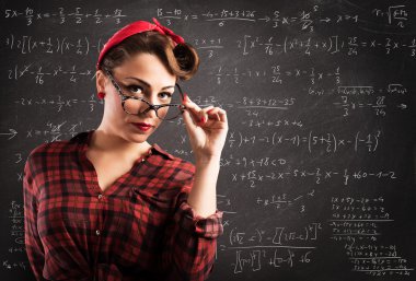 Kadın pin-up tarzı gözlük ile 