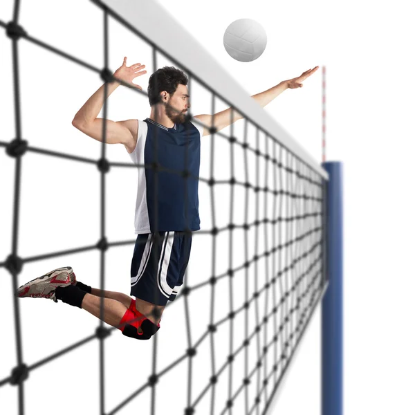 Волейболист бьет по мячу — стоковое фото