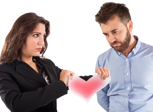 Mujer enojada rasgando un corazón de papel rojo —  Fotos de Stock