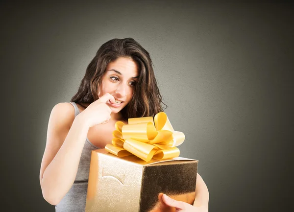 Mujer deseosa de abrir un regalo — Foto de Stock