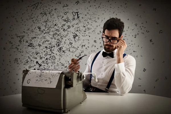 Homem escrevendo com uma máquina de escrever — Fotografia de Stock