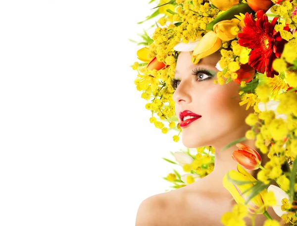 Kvinna med frisyr med blommor och makeup — Stockfoto