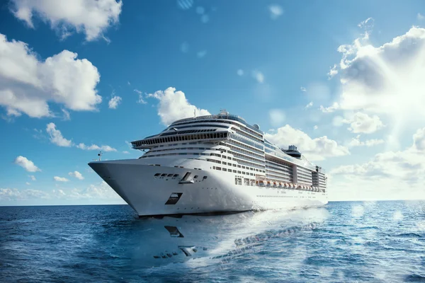 Cruise gemisi denizde — Stok fotoğraf