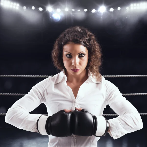 Beslutsamma affärskvinna redo att slåss — Stockfoto