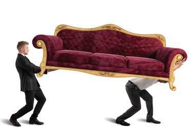 Adam bir kanepe taşıyan