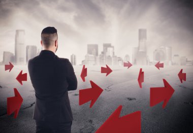 asfalt üzerinde oklarla işadamı