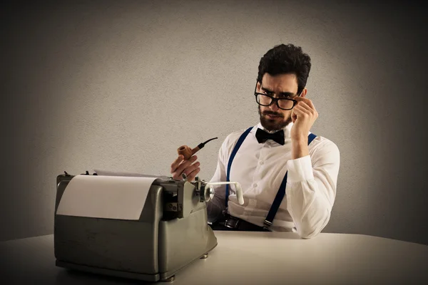 Hombre escribiendo con una máquina de escribir — Foto de Stock