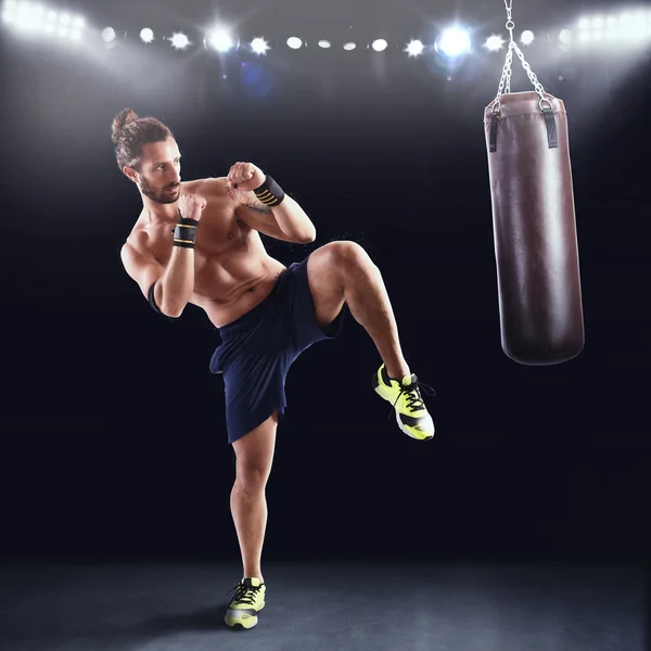 El hombre está entrenando con el saco de boxeo — Foto de Stock