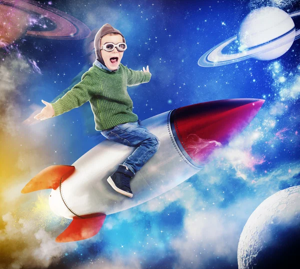 Дитина сидить на ракеті — стокове фото