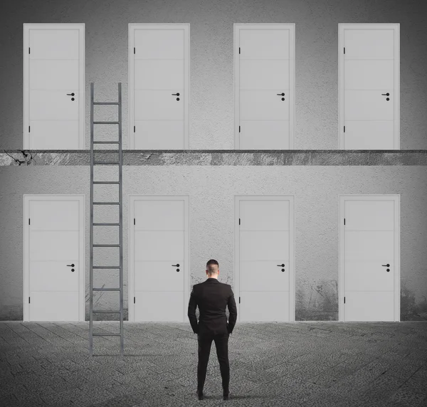 Empresário escolhendo a porta certa — Fotografia de Stock