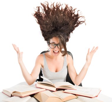 Kadın kitap önünde çığlığı
