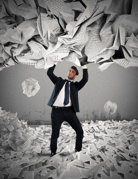 Бизнесмена ремонтирует ливневый дождь
