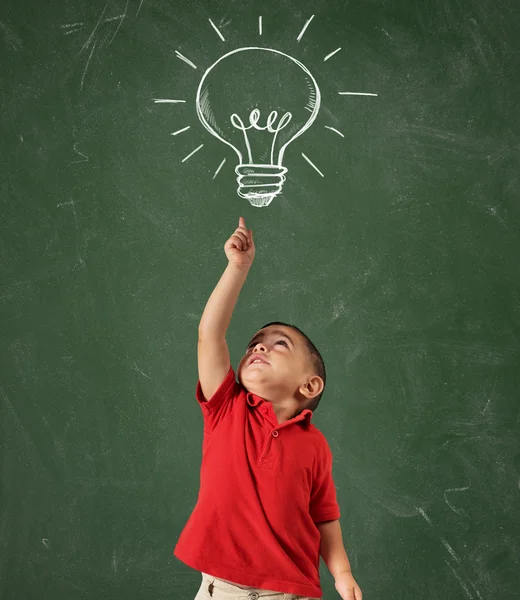 Criança aponta uma lâmpada desenhada — Fotografia de Stock
