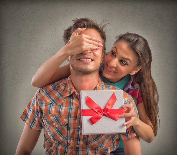 Meisje heeft betrekking op de ogen van de jongen — Stockfoto