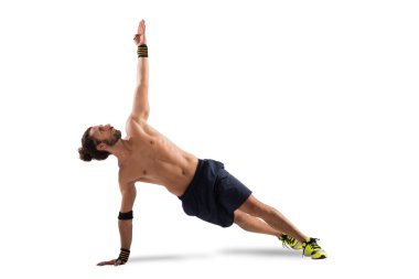 Adam bir pilates pozisyonda 