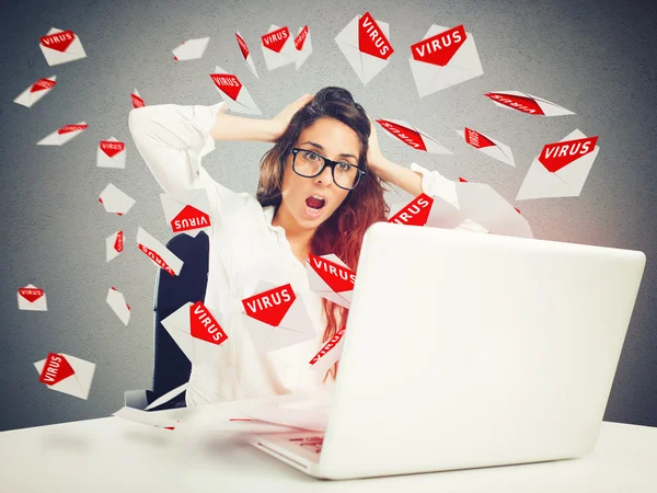 Mujer de negocios desesperada mirando las cartas — Foto de Stock