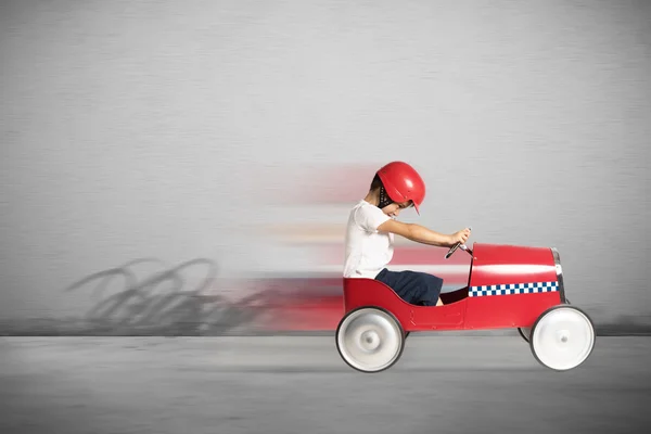 Garçon fonctionne avec jouet voiture — Photo