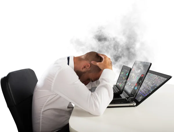 Empresário com computadores em fumaça — Fotografia de Stock
