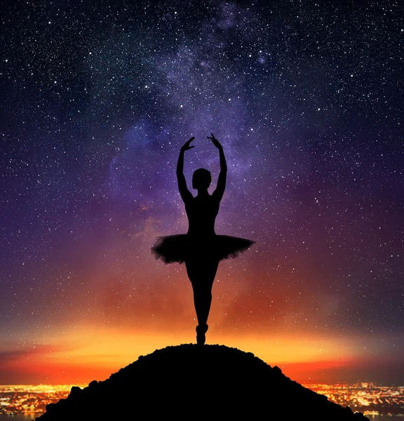 Bailarina en una pose de danza clásica — Foto de Stock