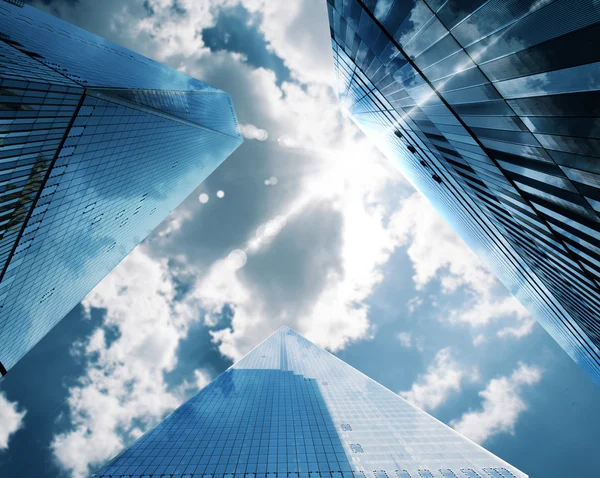 Skyscrapershigh omhoog in de heldere hemel — Stockfoto