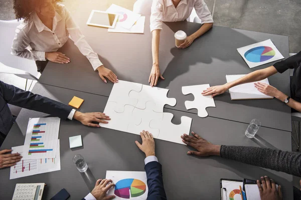 Trabajo en equipo de socios. Concepto de integración y puesta en marcha con piezas de rompecabezas — Foto de Stock