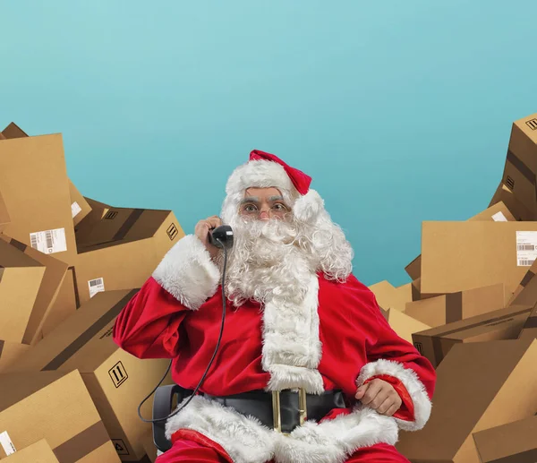 Kerstman ontvangt telefoontjes voor cadeautjes verzoek — Stockfoto