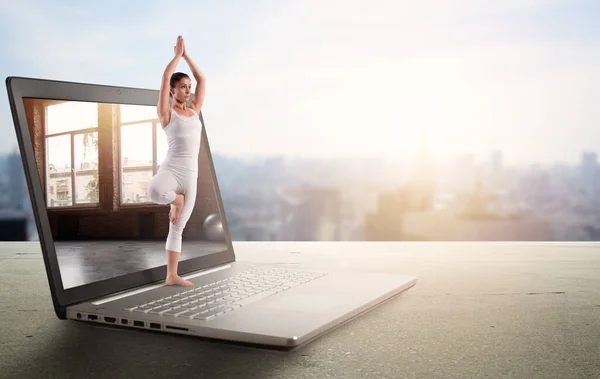 Personal trainer does gym lesson of yoga through internet and laptop — Stock Photo, Image