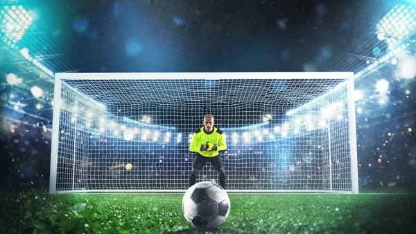 Fotboll målvakt redo att spara en straffspark på stadion — Stockfoto